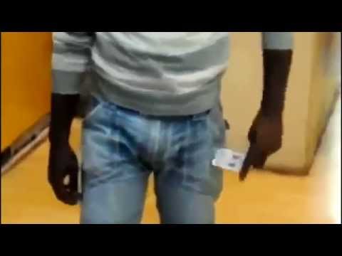 Pomysłowy magik pokazuje sztuczki z kartami