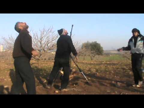 التصدي للطيران الحربي في أجواء اللطامنة في ريف حماة بواسطة رشاش دوشكا من قبل كتيبة أبو عبيدة بن الجراح