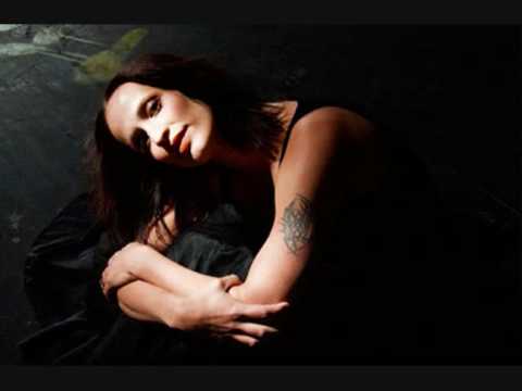 Maija Vilkkumaa - Mä Haluun Naimisiin