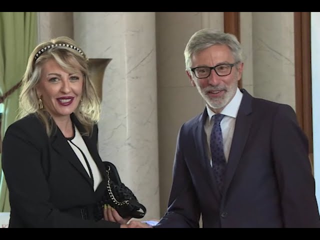 Министар за европске интеграције Јадранка Јоксимовић присуствовала је вечерас пријему поводом националног празника Републике Француске, 14. јула, који су организовали француска амбасада и амбасадор Пјер Кошар