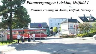 preview picture of video 'Planovergangen i Askim, Østfold 1 / Railroad crossing in Askim, Østfold, Norway 1'