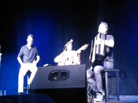 COMO MANDA O FIGURINO(BEBE KRAMER)BEBE KRAMER,GABRIEL GROSSI E FELIX JUNIOR