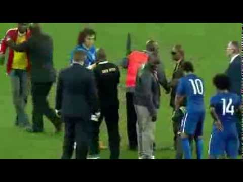 Invasione di campo per abbracciare Neymar