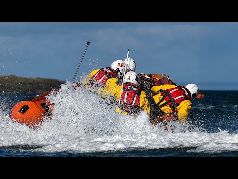 Saving Lives at Sea S10E02 | Race to Rescue a Family Swept Out to Sea
