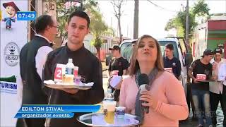 Corrida dos garçons: trajeto é feito carregando bandeja com copos e garrafas Corrida dos garçons: trajeto é feito carregando bandeja com copos e garrafas