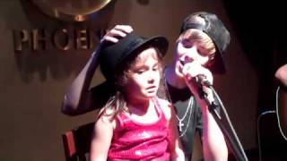 Justin Bieber canta con una niña la cancion Baby