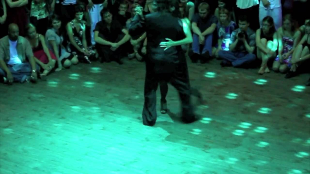 Diego Riemer y Maria Belén Giachello bailan en el Moscow Milonguero's nights Tango Festival 2009