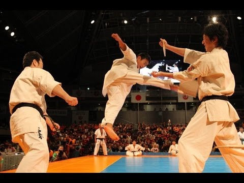 少年空手演武で三角跳び蹴りが唸る！