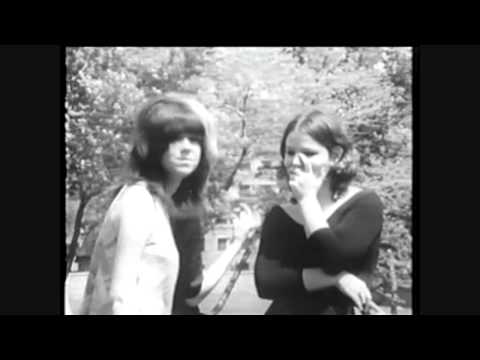 Ο Abbie Hoffman, ιδρυτής της ομάδας Youth International Party / Yippies, αναφέρεται στις πρακτικές του ανταρτοπολεμικού θεάτρου που εφάρμοζε η ομάδα του (1968). 