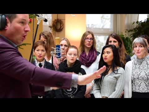 Mitarbeitende singen für Patienten: Nada te turbe