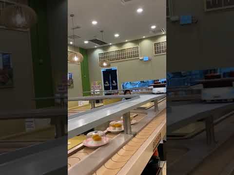 Experimentando o trem de comida no restaurante japonês sushi king halal em Kuala Lumpur 🇲🇾#japanesefood