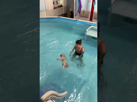 My 11 month old baby can swim in the pool