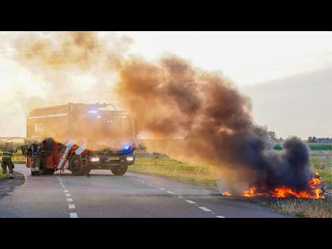 Brandweer Lith komt met spoed ter plaatse bij een scooterbrand aan de Gewandeweg in Lithoijen