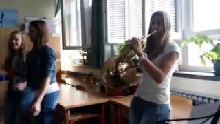 Školski Rokeri- Klinček stoji pod oblokom