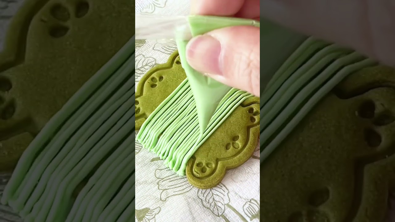 直線を描くだけでかわいいボタンと糸巻きのクッキーが作れちゃいます。集中してひたすら線を描く工程は、心が洗われ、とても落ち着きます☺️♡