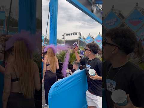 JOGUEI TINTA NA MENINA E ELA FICOU MUITO BRAVA COMIGO!!