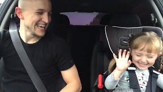 Herzerweichendes Gesangsduo Vater und Tochter Daddy and Daughter singing Let It Go - Frozen