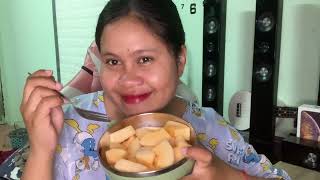 Oh  What fruit does she eat? So Yummy
