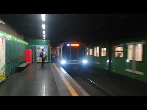 ARRIVO A PORTA GENOVA DI UN TRENO DI LEONARDO PER CASCINA GOBBA INCROCIATO CON UNO PER ASSAGO FORUM.