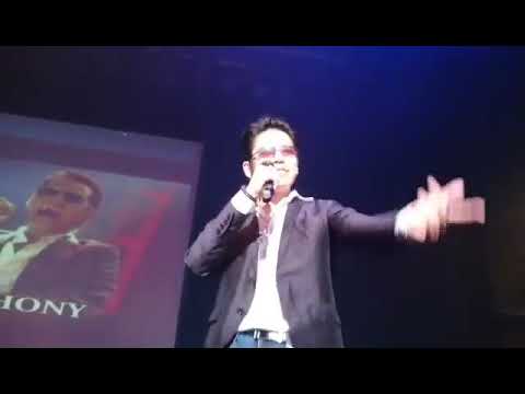 Un japonés loco imita a Marc Anthony en Tokio