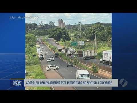 Caminhão tomba na BR-060 e interdita pista sentido Rio Verde