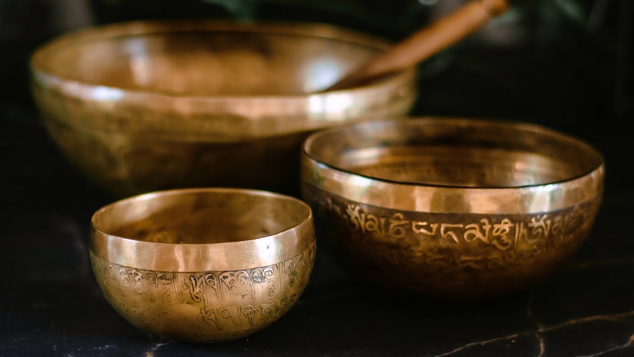 Чаша поющая по частоте. Герцы чаши. Тибетские чаши для сна. Кованая чаша поющая белые облака. Поющие чаши фото.