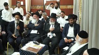 הרב מיכאל לסרי בשבעה של עמוד העולם רבי שלום שמואלי זיע"א (הרב מיכאל לסרי) - התמונה מוצגת ישירות מתוך אתר האינטרנט יוטיוב. זכויות היוצרים בתמונה שייכות ליוצרה. קישור קרדיט למקור התוכן נמצא בתוך דף הסרטון