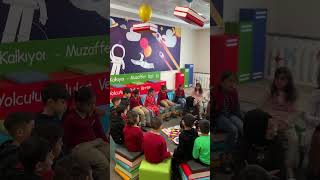 Masal Atölyesi’nde çocuklar masal dünyasına büyülü bir yolculuk yapıyor. 🧚‍♂️