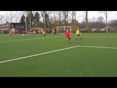 Saestum blijft volhouden, maar Wesley staat op zijn plek.