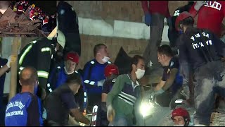Manisa Büyükşehir Belediye İtfaiye Ekipleri Enkaz Altında Kalanları Ku