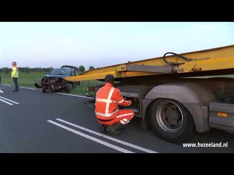 Auto belandt in sloot bij Stavenisse, twee gewonden