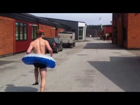 NV10 springer över skolgården i badring, simfötter osv.