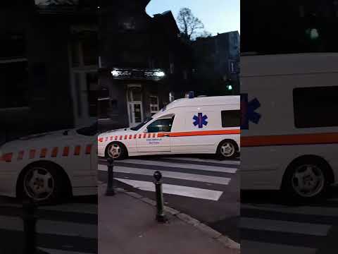 Kompilacija vozila hitne pomoći, policije i vatrogasaca u Beogradu.