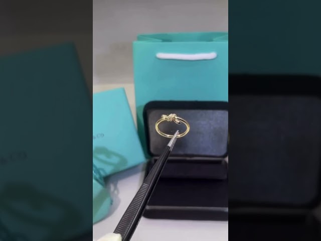 خاتم العقدة من تيفاني مرصع بألماس  مجوهرات مخملية