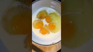 Download lagu How to cook fluffy Scrambled Eggs with Milk 🍳 ASMR 😍 #asmr #themerkelsfamily #scrambledeggs mp3