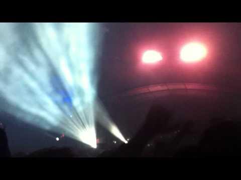 Tiesto playing Epic by Sandro Silva and Quintino at Tomorrowland 2011