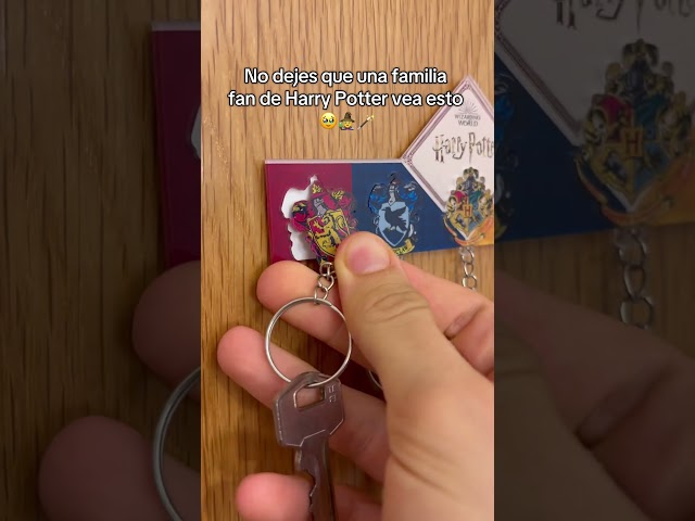 Vídeo relacionado con Grupo Erik Llavero Harry Potter Hufflepuff bufanda - Harry Potter regalos : Llaveros originales | Llaveros niños cumpleaños Merchandising Oficial