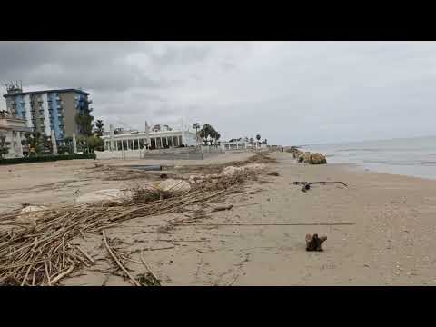 Alba Adriatica, spiaggia invasa dai detriti: slittano le operazioni di sistemazione degli ombreggi