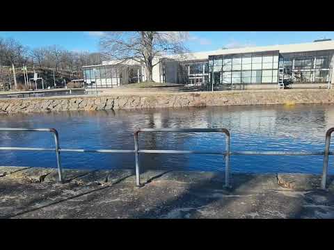 PROMENAD på den förr avstängda vägen bakom GAMLA LÄKARSTATIONEN i Ronneby - 2022-03-03 - Blekinge