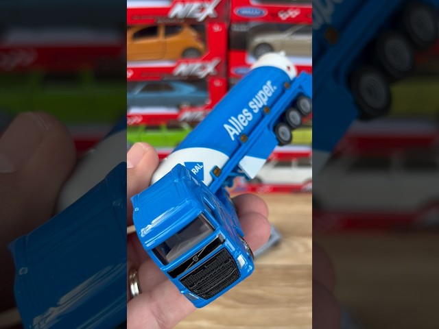 Vídeo relacionado con siku 1626, Camión cisterna articulado, Metal/Plástico, 1:87, Azul/Blanco, Diseño ARAL, Vehículo de juguete para niños, Ruedas de goma