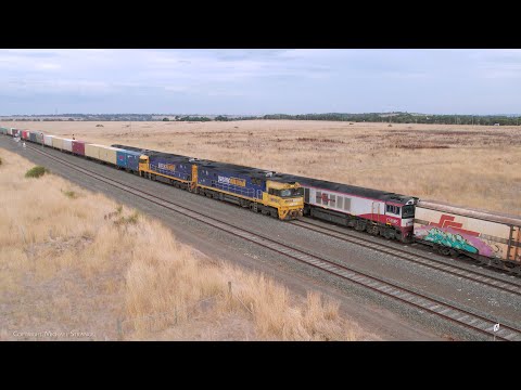 Pacific National 3MA5 Container Train Crosses SCT 3AM9 Mixed Freight (14/3/2023) - PoathTV Railways