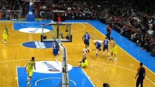 İşler kötü gidip mola alınırken, tribün 'Ölümüne Fenerbahçe' diye haykırarak takımı itmeye çalışır