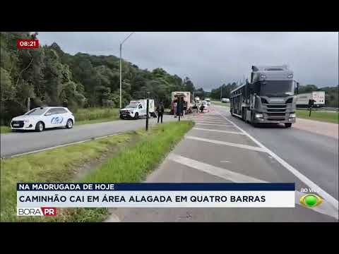 Caminhão cai em área alagada na BR-116 em Quatro Barras; motorista morre
