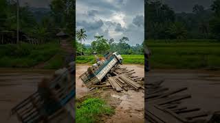 Download lagu Tak Kuat Menahan Beban, Jembatan Kayu Ambruk Seketika #shorts mp3