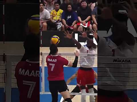 He executes a clever tip to beat the block 🧠 #epicvolleyball #volleyballworld #volleyball