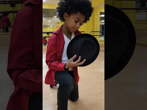 I found a hat. Look what happened next. #video #michaeljackson #mj #top
