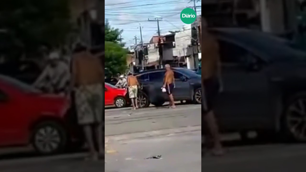 Imagem da notícia Carro bate em VLT no bairro Vila União, em Fortaleza; veja vídeo