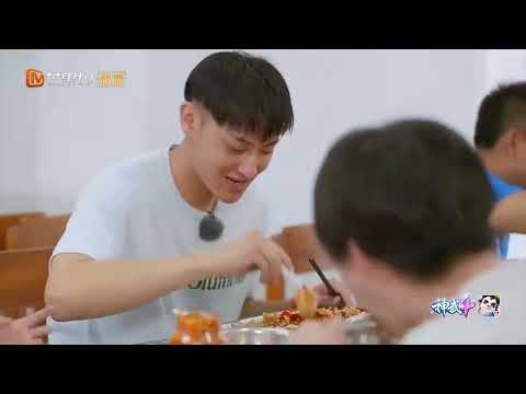 黄子韬吃饭有多香：路边撸串满嘴油，用整袋油辣椒拌饭太顶了