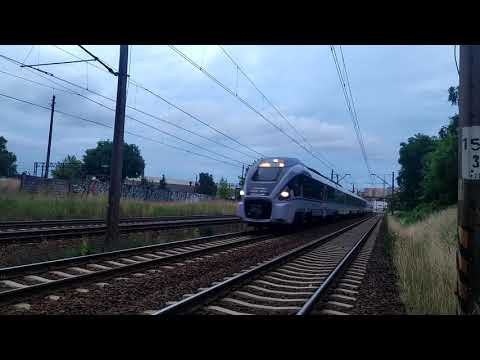 ED161 przejeżdża obok lokomotywowni Bydgoszcz Wschód.