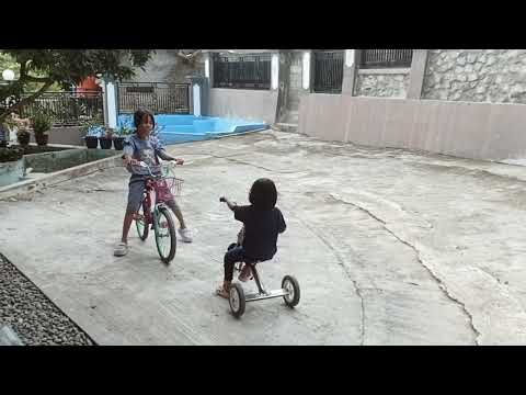 Mufidah dan Malika iBermain Sepeda